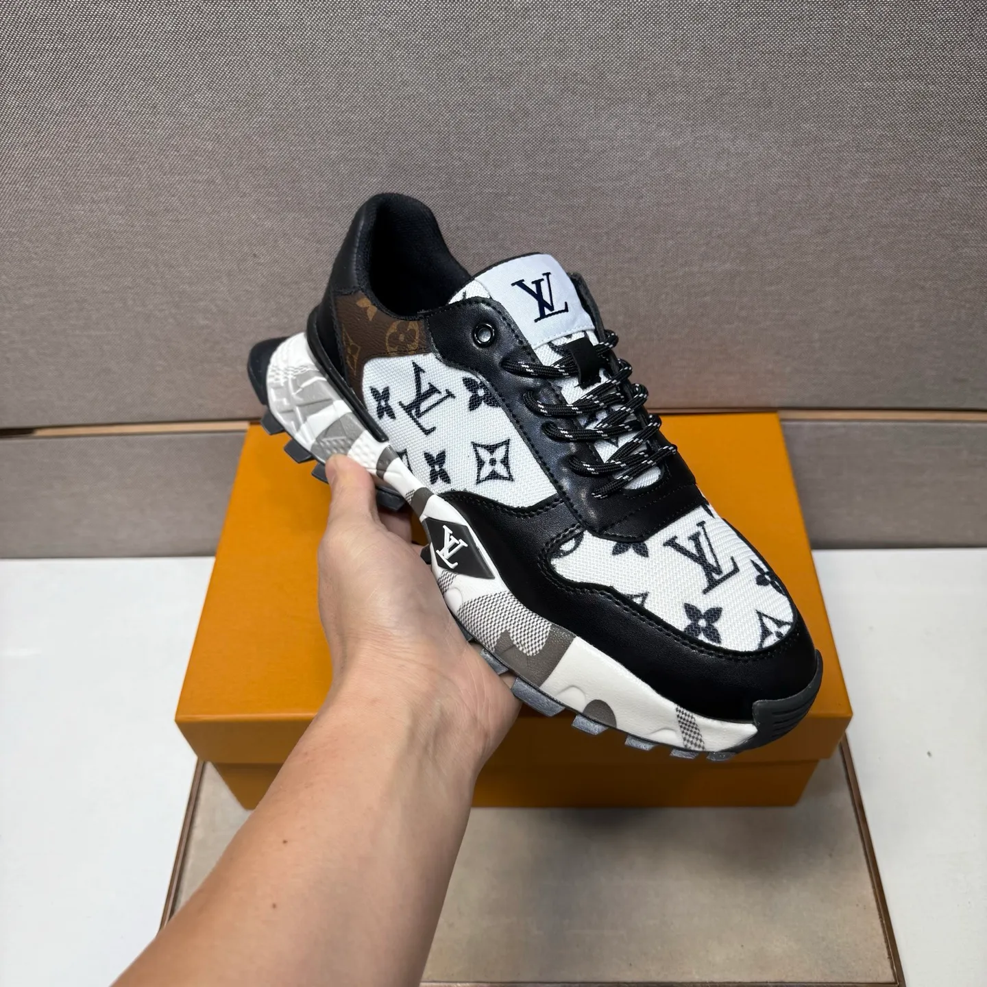 ⬛️Men's shoes 💰p442【LV～】Men's casual shoes 2025z cabinet sales simultaneously 🔶Size: 38-44#️⃣ 🔷2 colors🔜The upper is made of multi-material splicing➕Mesh lining, comfortable and breathable, sole: original comfortable and wear-resistant outsole, ⚠️real thing📱photographed🎬real thing is better📢📢📢